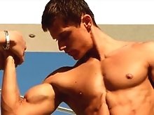 Two young jocks shows their muscle bodies and fucking